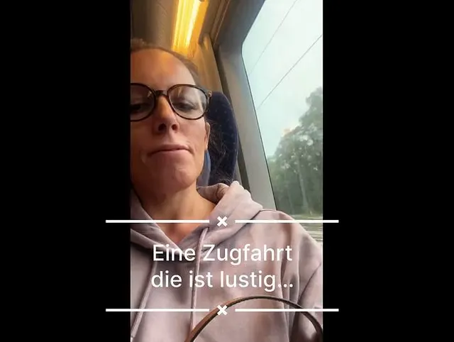 Auf der langweiligen Bahnfahrt vertreibe ich mir auf der Toilette die Zeit